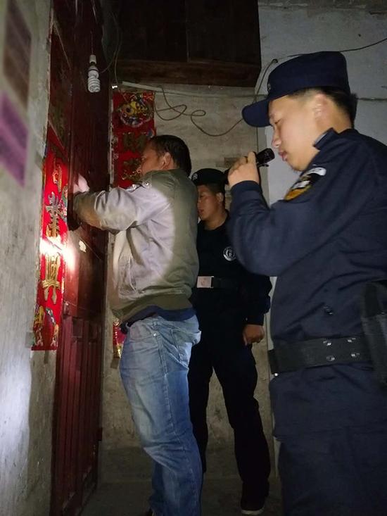 海东地区粗心妈妈误将幼女锁家中 